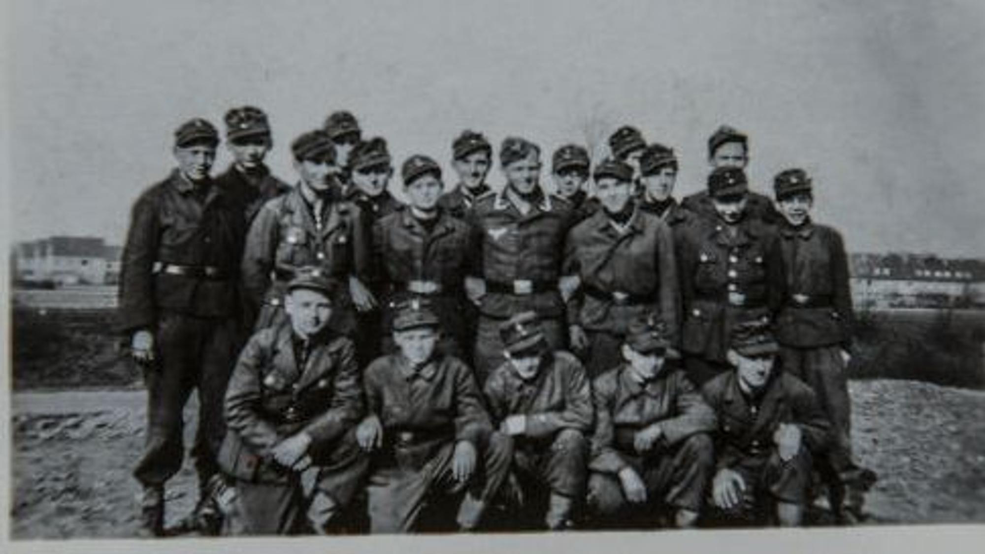 Ein Klassenfoto in schwarz-weiß.