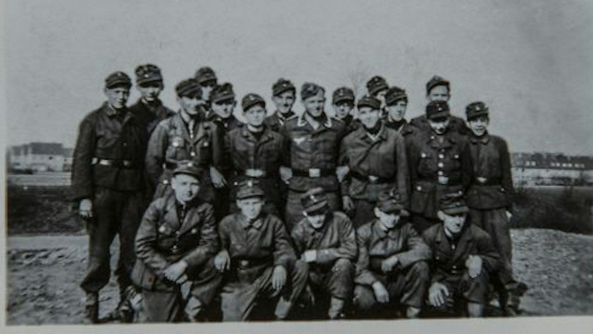 Ein Klassenfoto in schwarz-weiß.