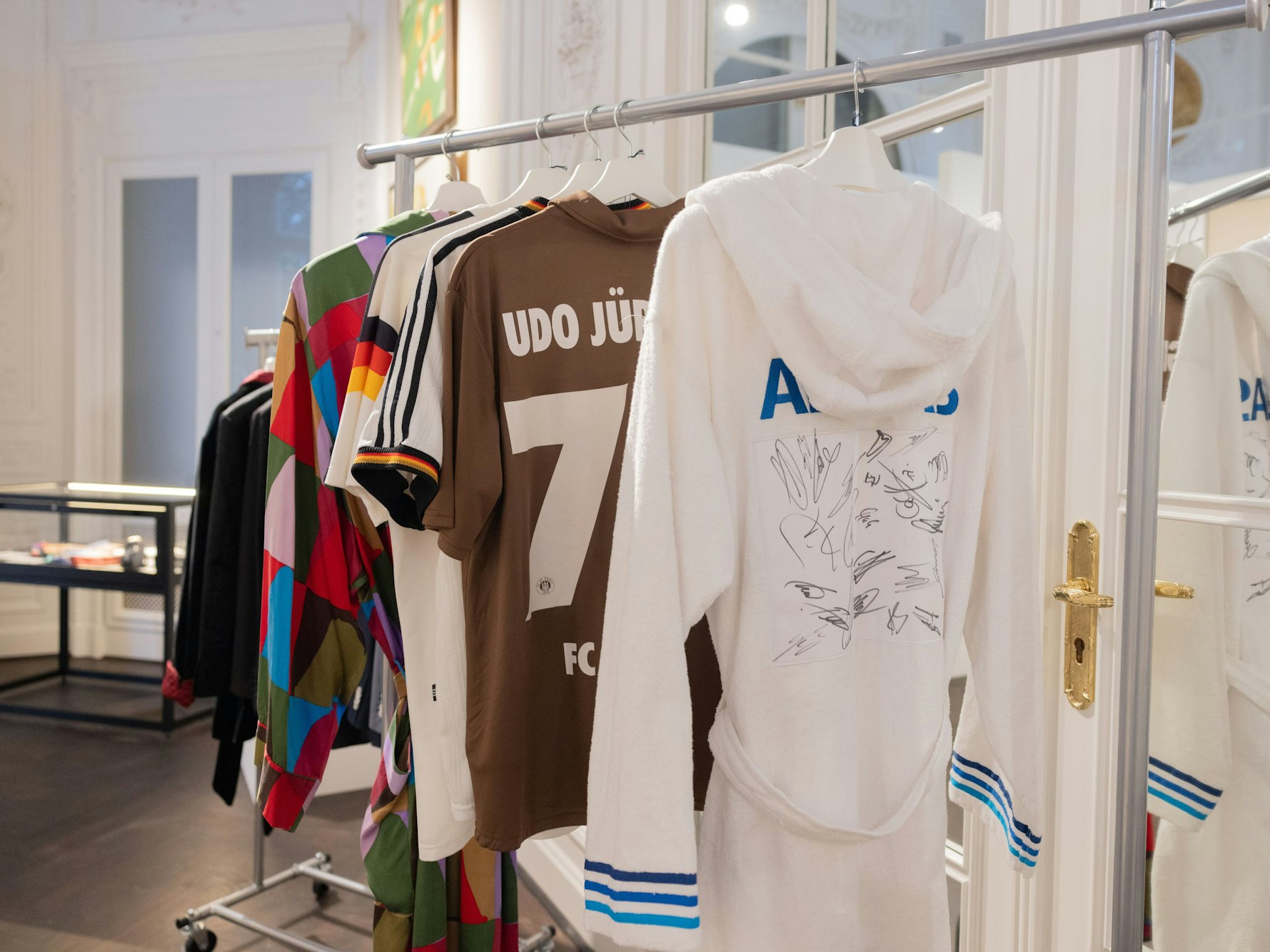 Ein von deutschen Fußballern signierter Frotteebademantel des Entertainers Udo Jürgens hängt im Auktionshaus Sotheby’s.