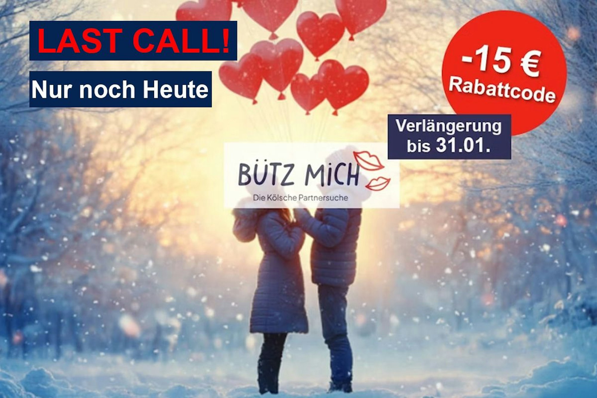 Das Bild zeigt ein Paar in einer Winterlandschaft. Das Paar hält Herzluftballons in den Händen.