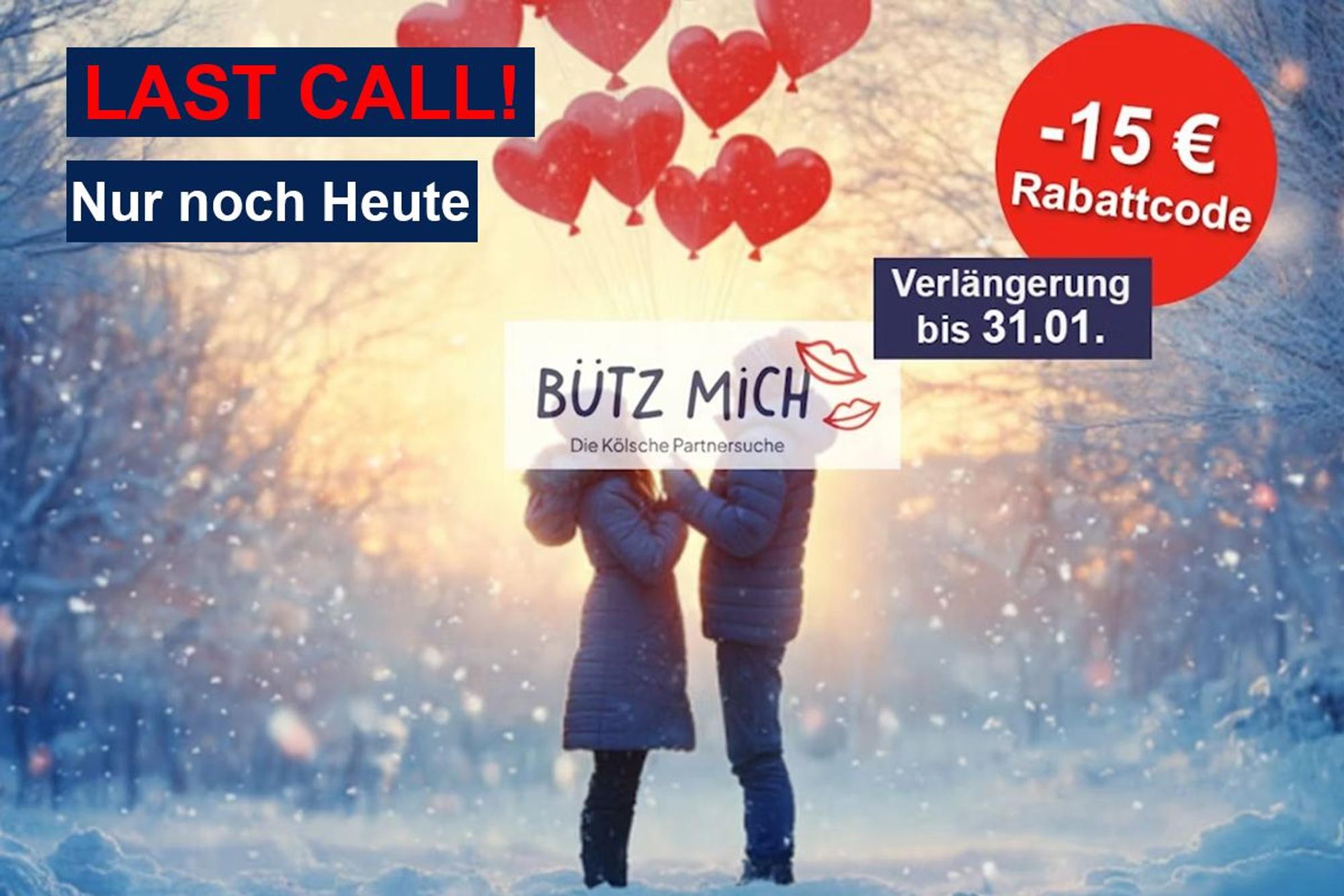 Das Bild zeigt ein Paar in einer Winterlandschaft. Das Paar hält Herzluftballons in den Händen.