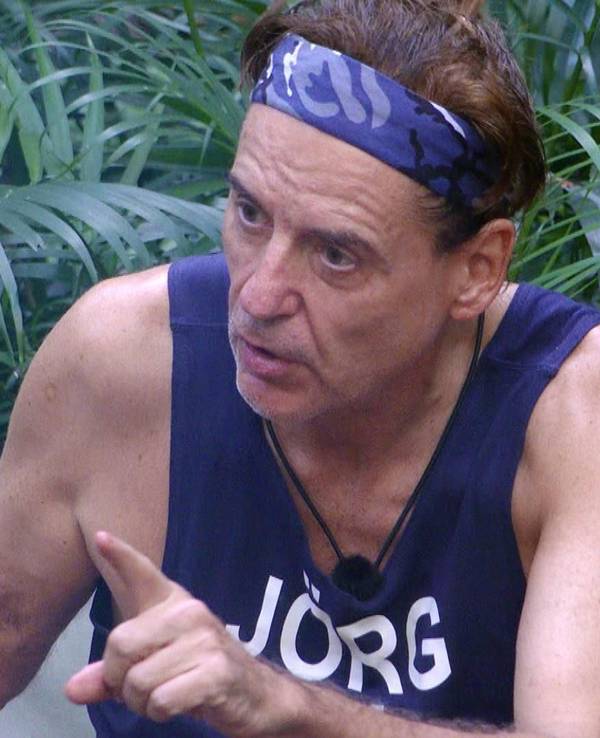 Jörg Dahlmann erhebt den linken Zeigefinger.