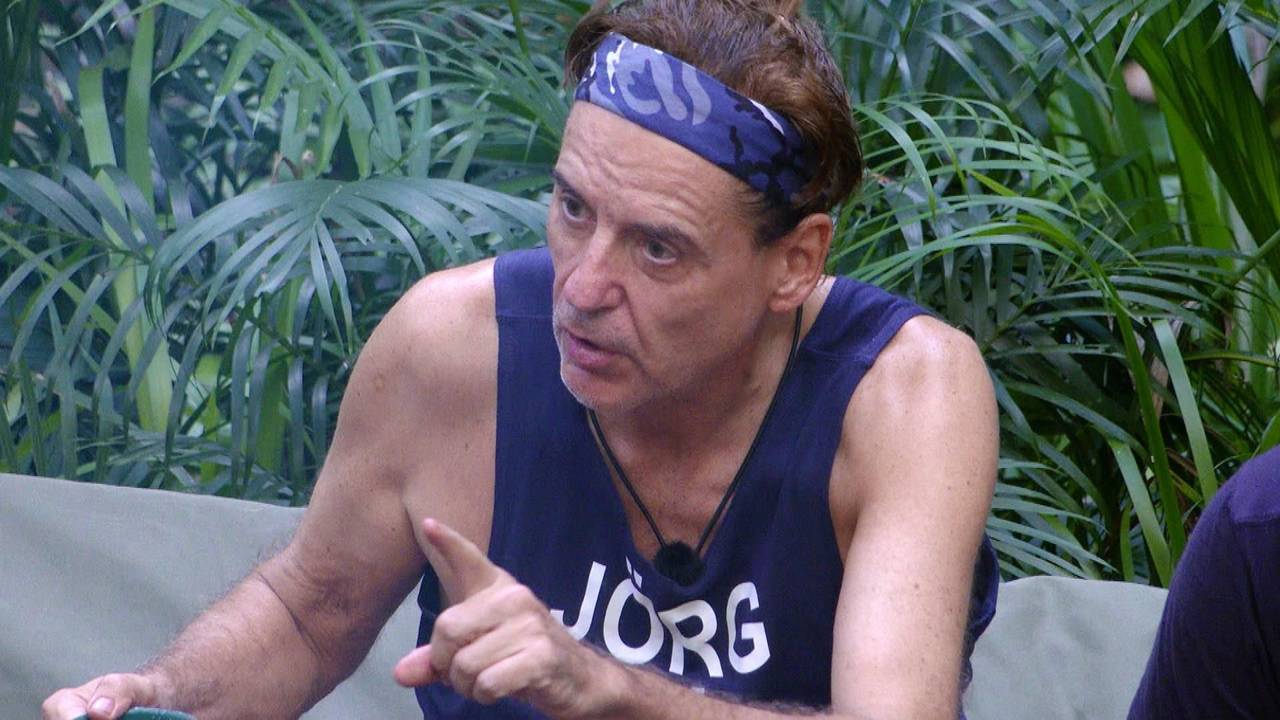 Jörg Dahlmann erhebt den linken Zeigefinger.