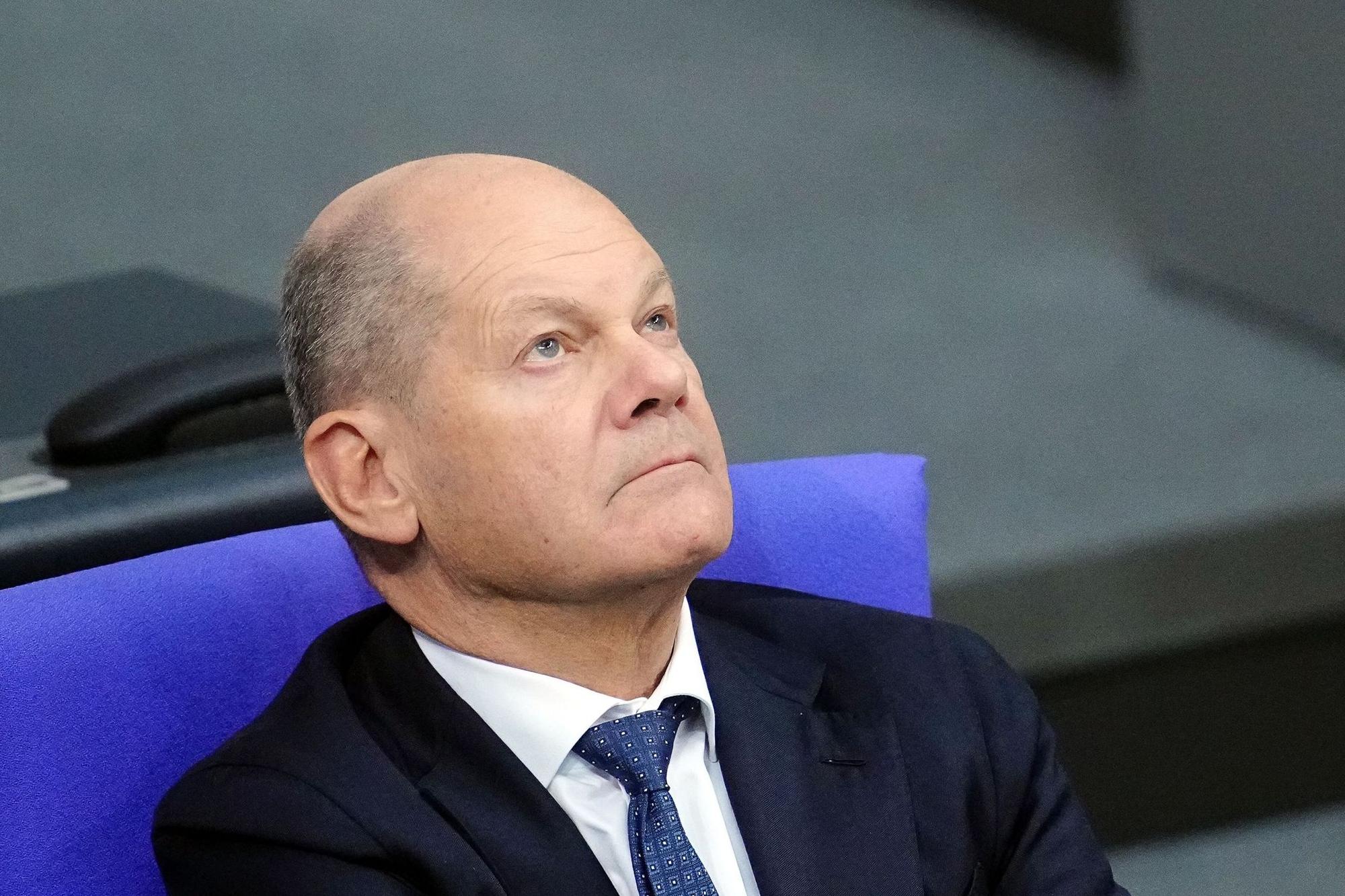 Bundeskanzler Olaf Scholz (SPD) reagiert während der Debatte im Plenarsaal am 31. Januar 2025 im Bundestag.