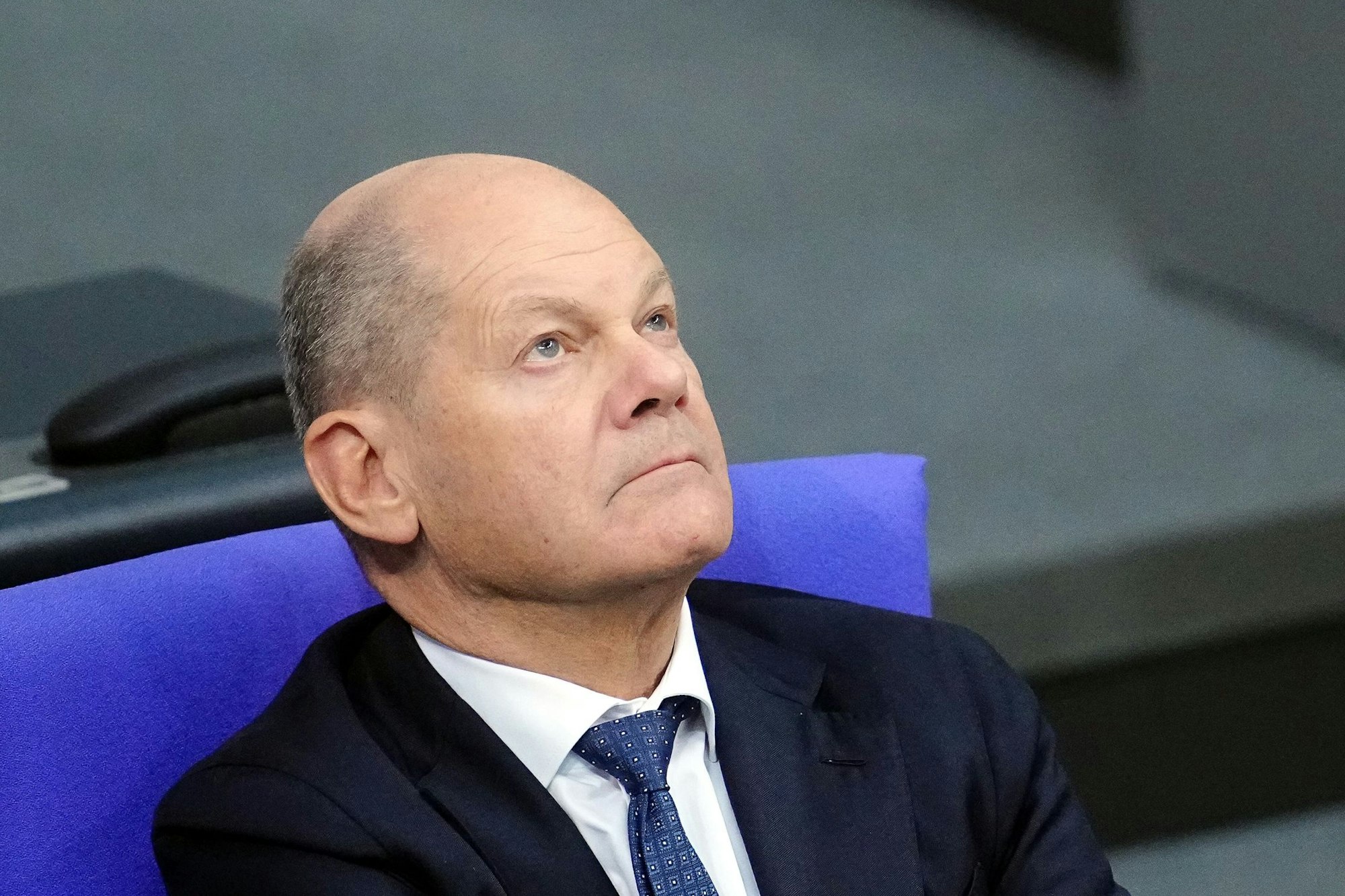 Bundeskanzler Olaf Scholz (SPD) reagiert während der Debatte im Plenarsaal am 31. Januar 2025 im Bundestag.