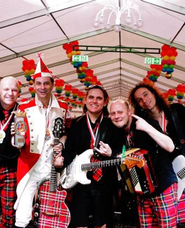 Die kölsche Band Brings auf der Bühne mit dem Pokal für den Närrischen Oscar.