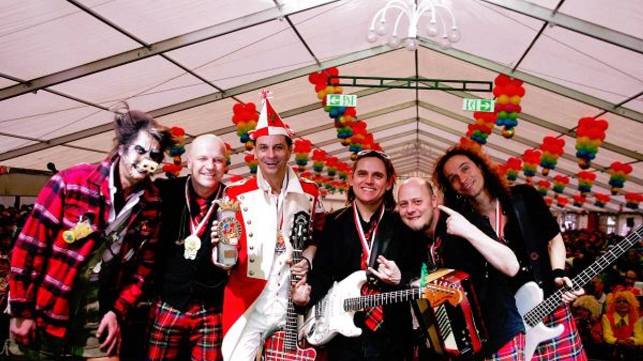 Die kölsche Band Brings auf der Bühne mit dem Pokal für den Närrischen Oscar.