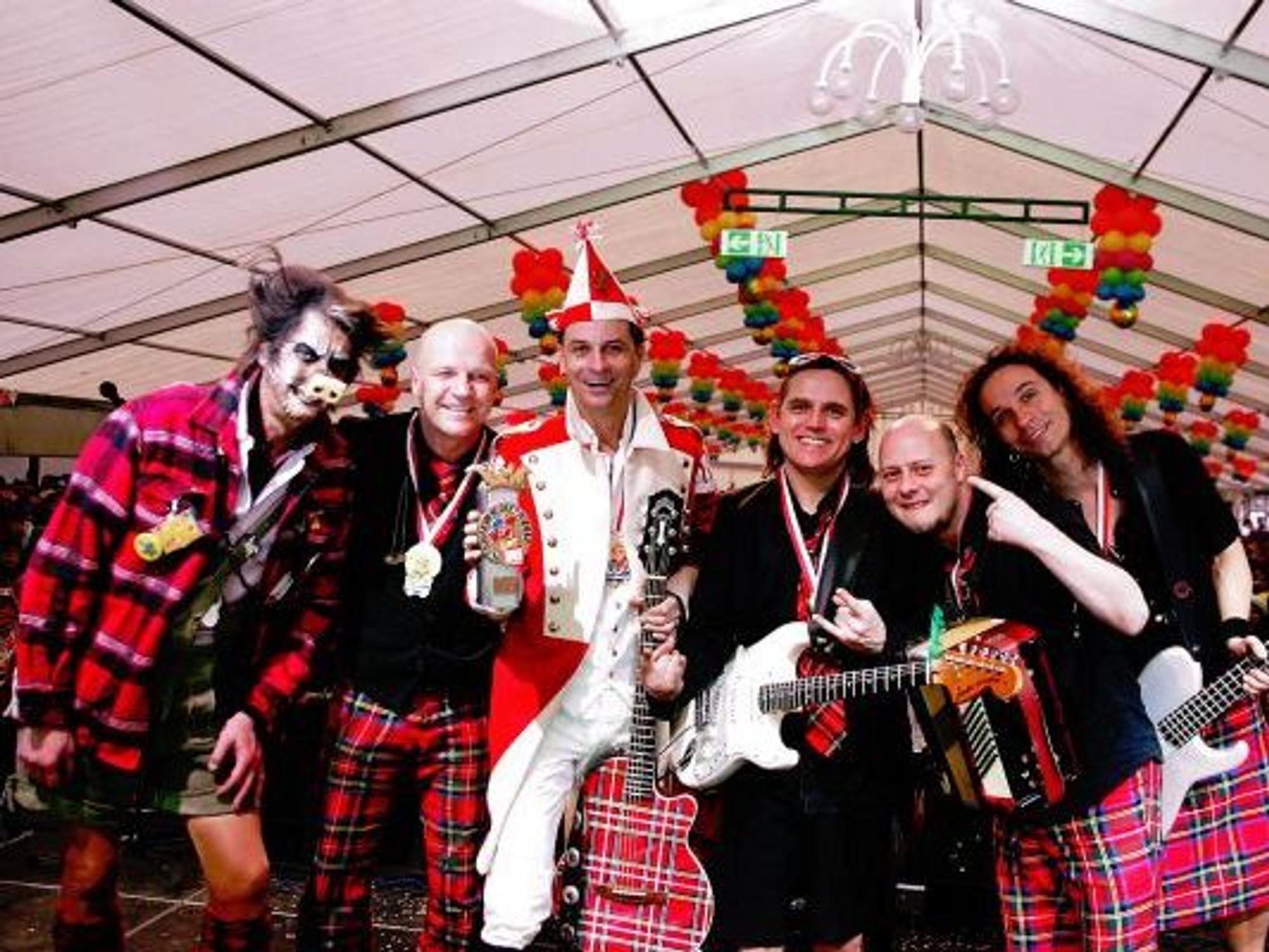Die kölsche Band Brings auf der Bühne mit dem Pokal für den Närrischen Oscar.