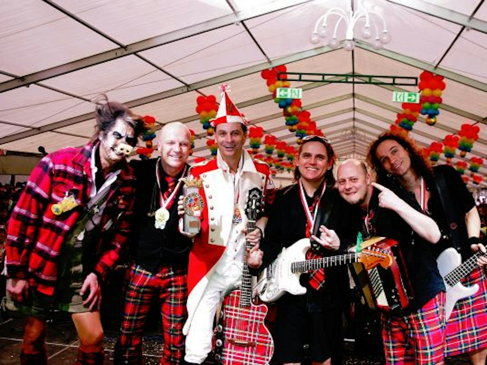 Die kölsche Band Brings auf der Bühne mit dem Pokal für den Närrischen Oscar.