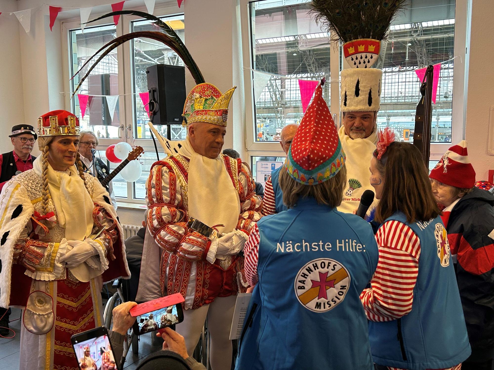 Kölner Dreigestirn bei der Bahnhofsmission.