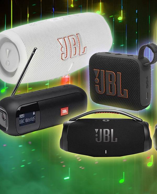 JBL Bluetooth Lautsprecher Speaker vor einem rot grünen Farbverlauf und verschiedenfarbigen Musiknoten im Hintergrund.