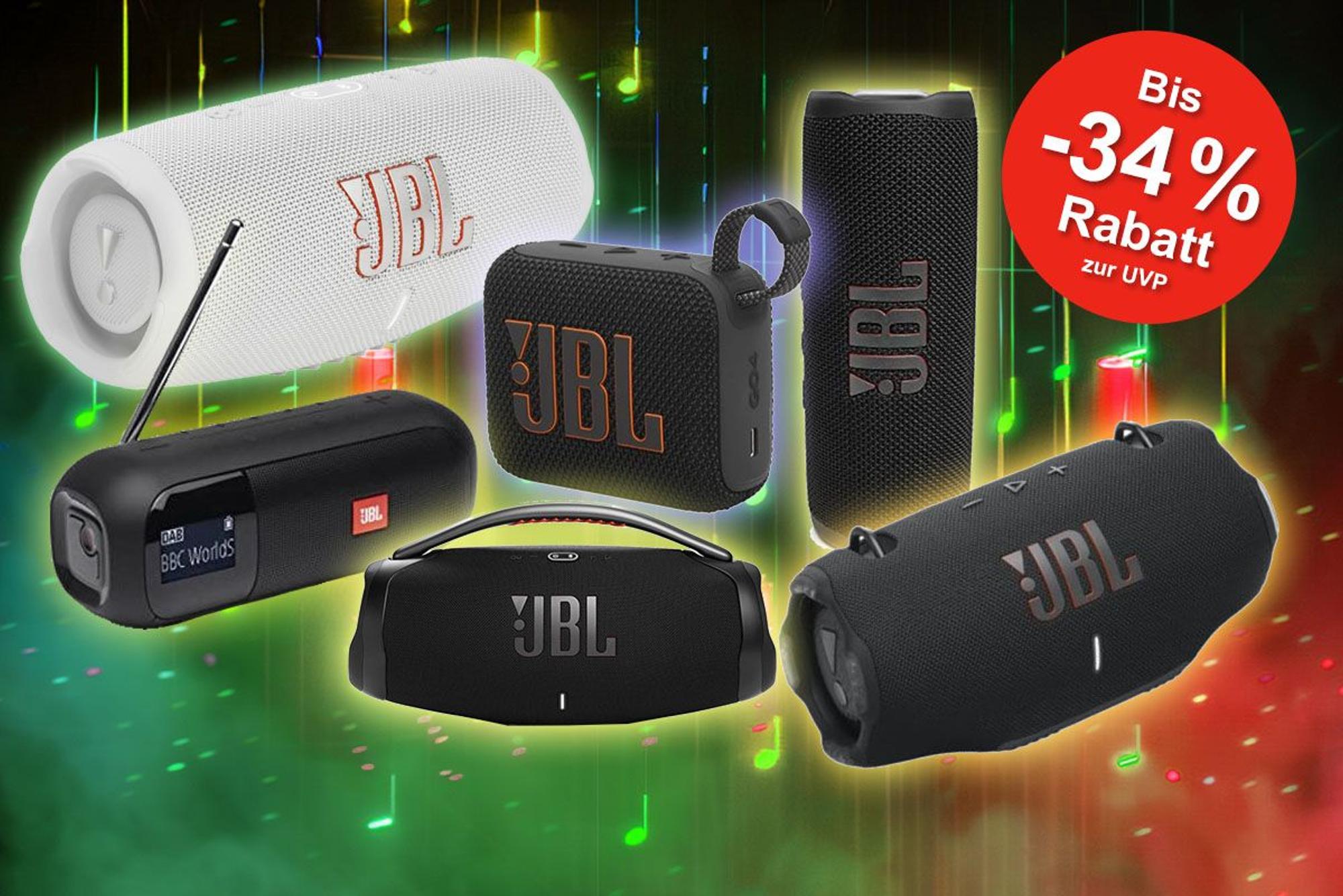 JBL Bluetooth Lautsprecher Speaker vor einem rot grünen Farbverlauf und verschiedenfarbigen Musiknoten im Hintergrund.