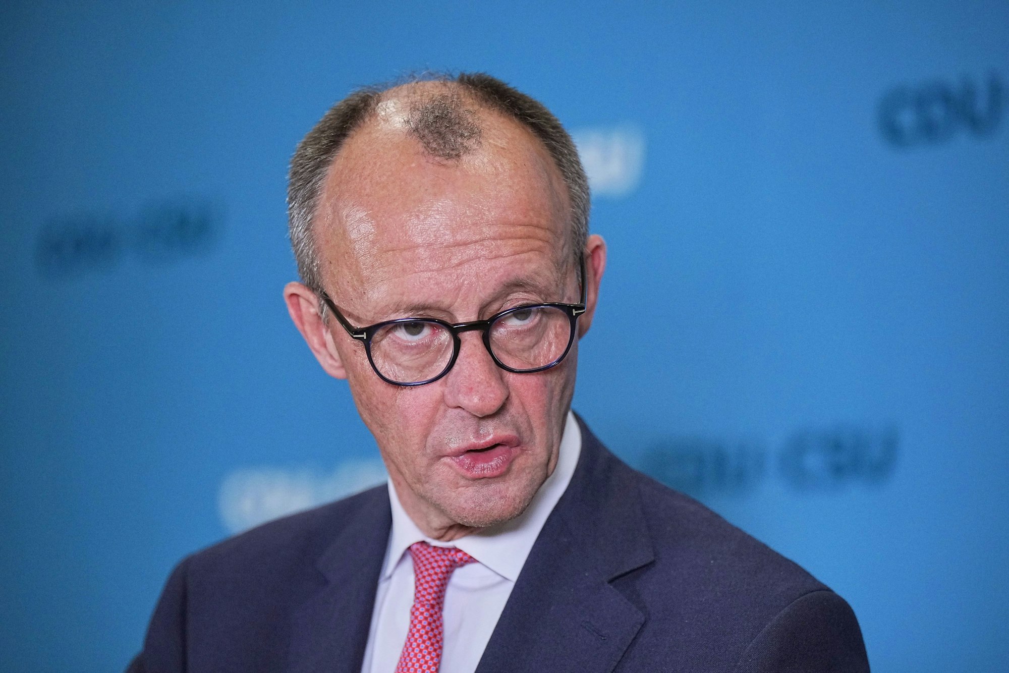 Friedrich Merz, CDU-Bundesvorsitzender und CDU/CSU-Fraktionsvorsitzender im Bundestag, gibt nach der Abstimmung über das „Zustrombegrenzungsgesetz“ der Union zur Eindämmung der Migration im Bundestag ein Statement.