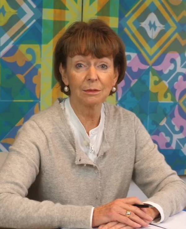 Henriette Reker an ihrem Schreibtisch in dem Video, in dem sie verkündet, dass sie 2025 nicht mehr als Kölner OB-Kandidatin antreten wird.