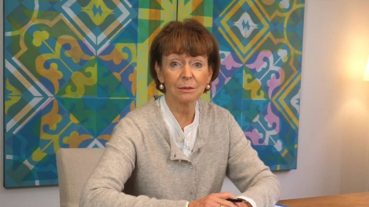 Henriette Reker an ihrem Schreibtisch in dem Video, in dem sie verkündet, dass sie 2025 nicht mehr als Kölner OB-Kandidatin antreten wird.