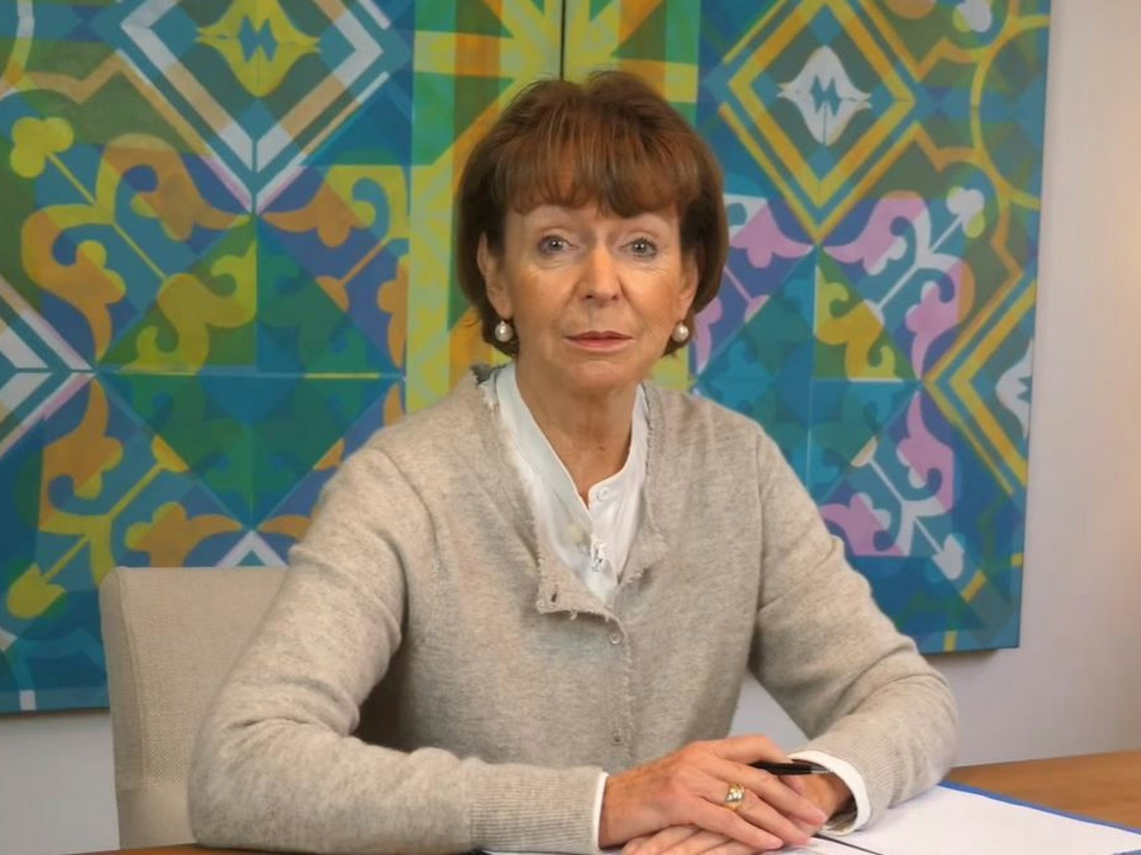 Henriette Reker an ihrem Schreibtisch in dem Video, in dem sie verkündet, dass sie 2025 nicht mehr als Kölner OB-Kandidatin antreten wird.
