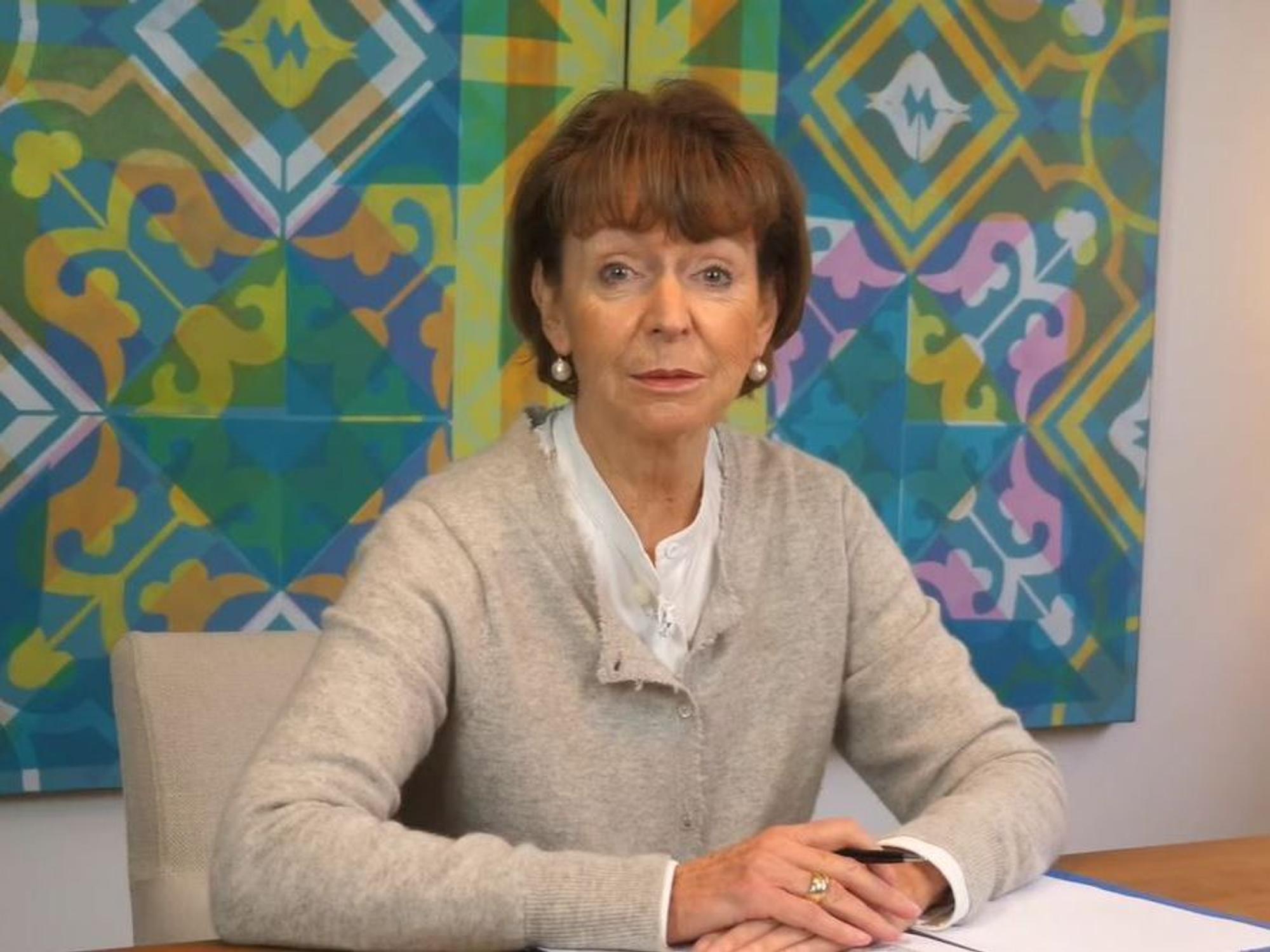 Henriette Reker an ihrem Schreibtisch in dem Video, in dem sie verkündet, dass sie 2025 nicht mehr als Kölner OB-Kandidatin antreten wird.