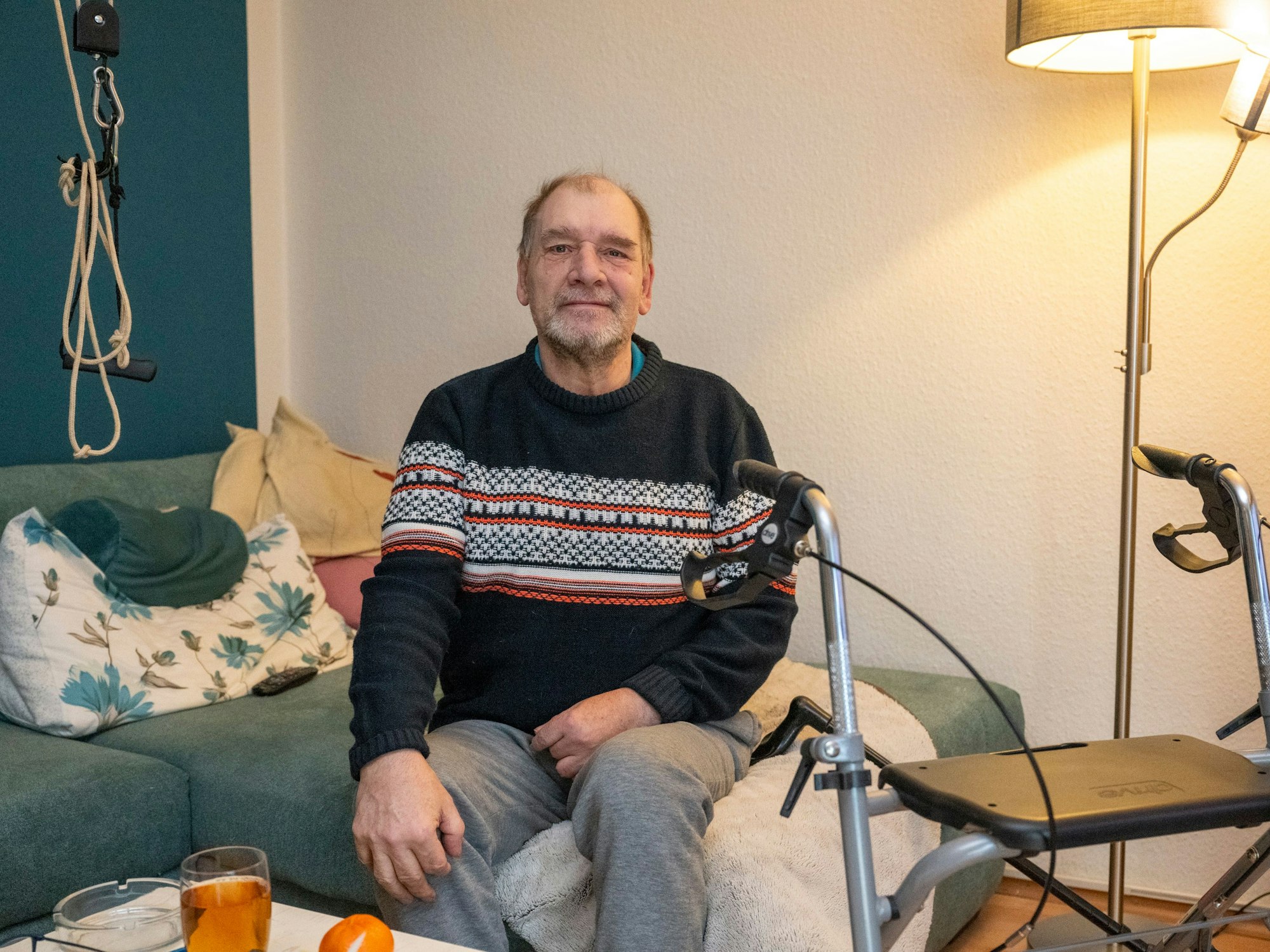 Ein Mann sitzt auf einem Sofa.