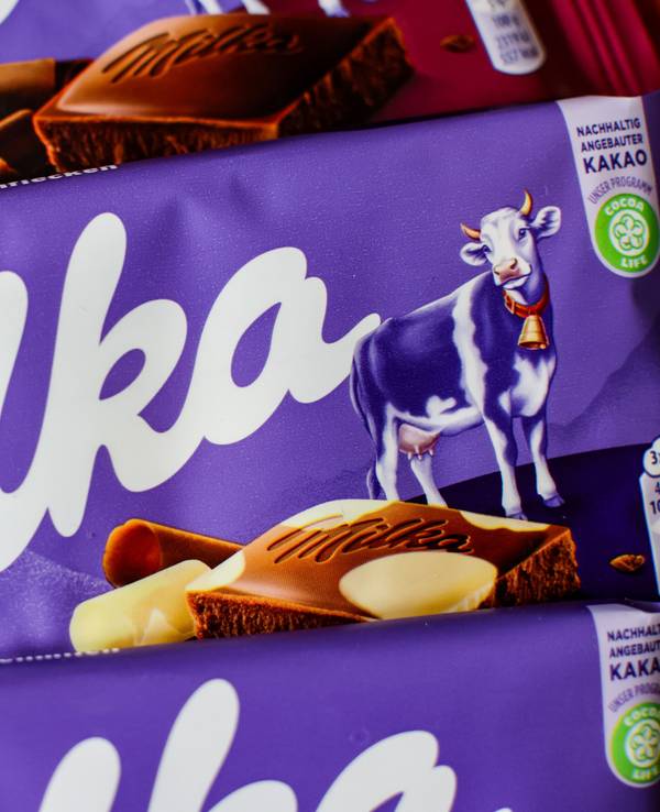 Tafeln Milka-Schokolade liegen am 21. Januar 2025 auf einem Tisch. Für Milka-Schokolade müssen Kunden vielerorts tiefer in die Tasche greifen als noch vor Kurzem.