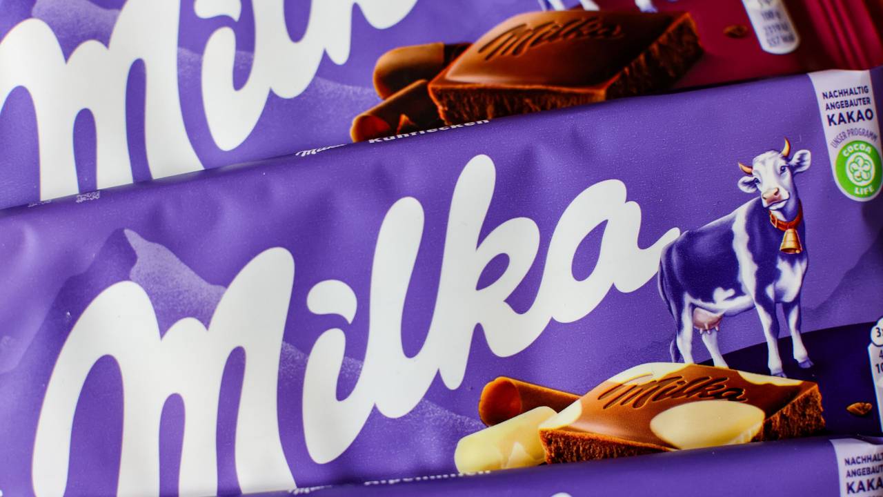 Tafeln Milka-Schokolade liegen am 21. Januar 2025 auf einem Tisch. Für Milka-Schokolade müssen Kunden vielerorts tiefer in die Tasche greifen als noch vor Kurzem.