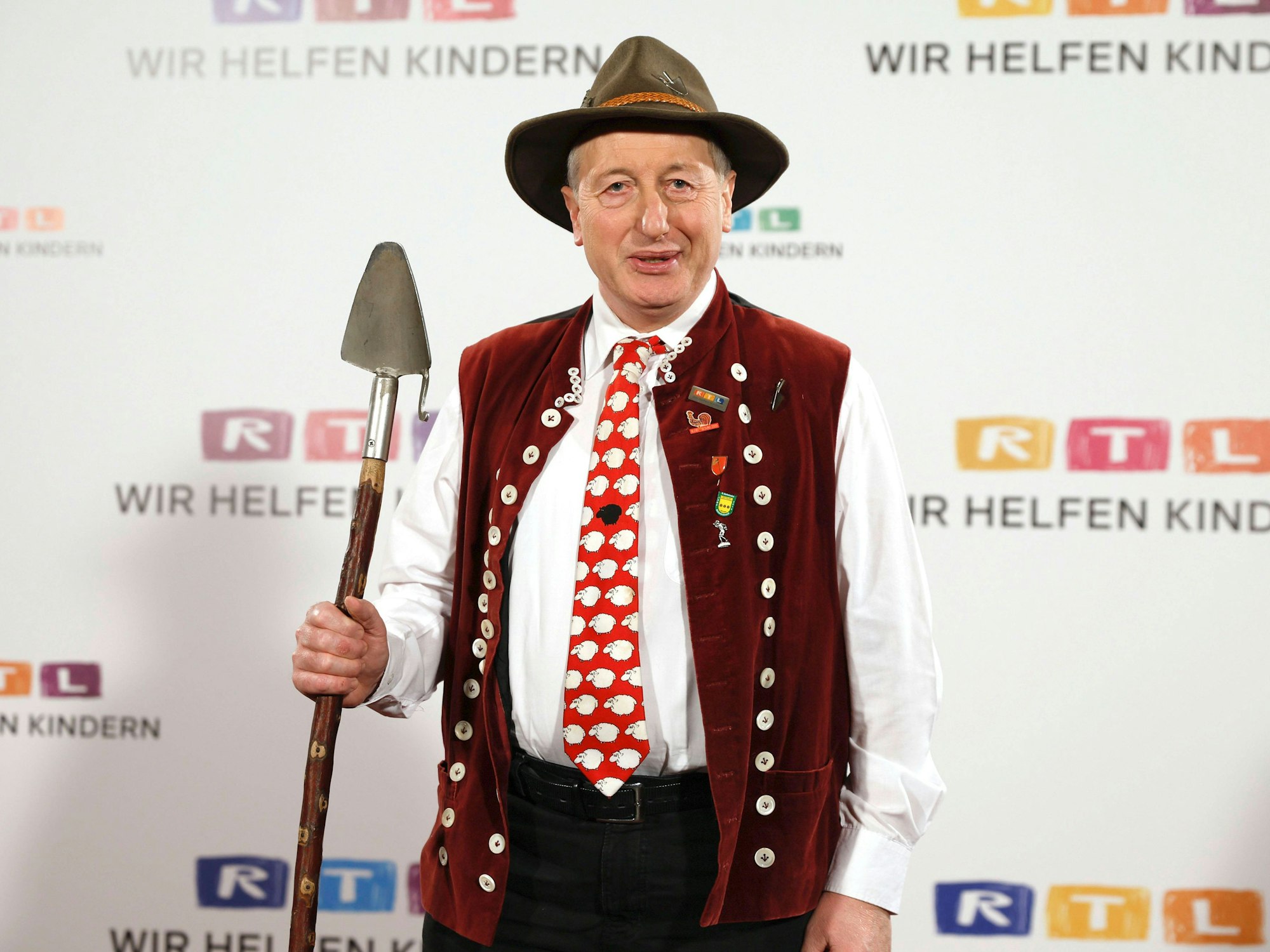 Schäfer Heinrich auf dem roten Teppich.