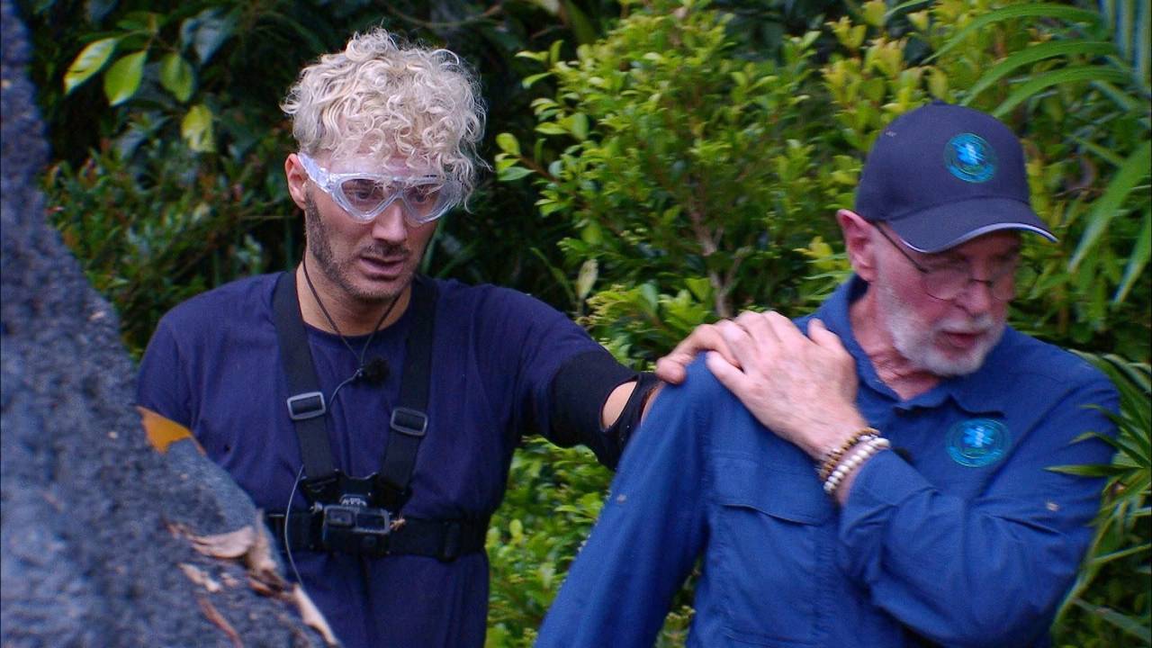 Sam Dylan wird nach einer Dschungel-Prüfung von Dr. Bob umsorgt.