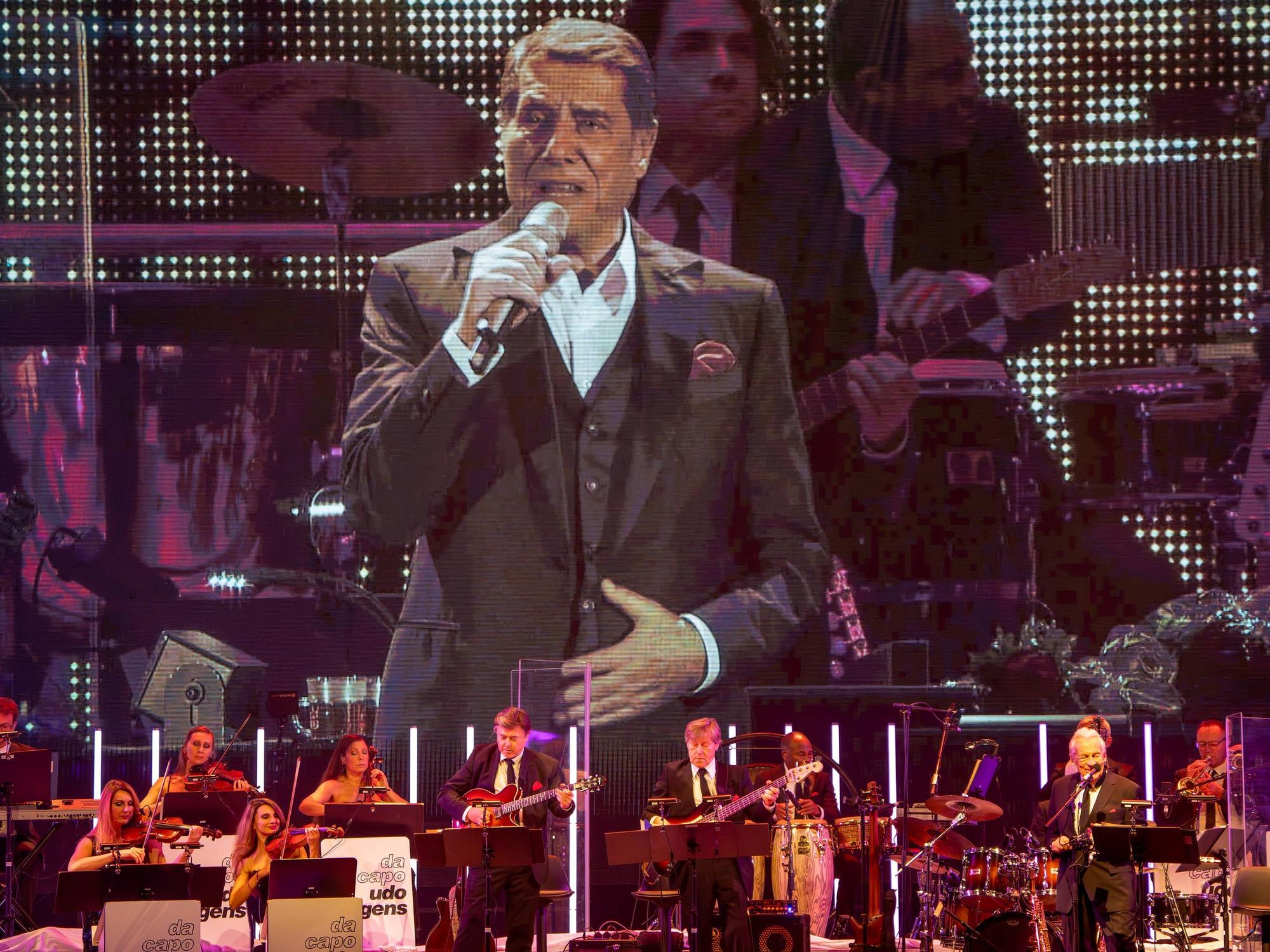 Das Live-Orchester unter der Leitung von Pepe Lienhard steht beim Konzert auf der Bühne.