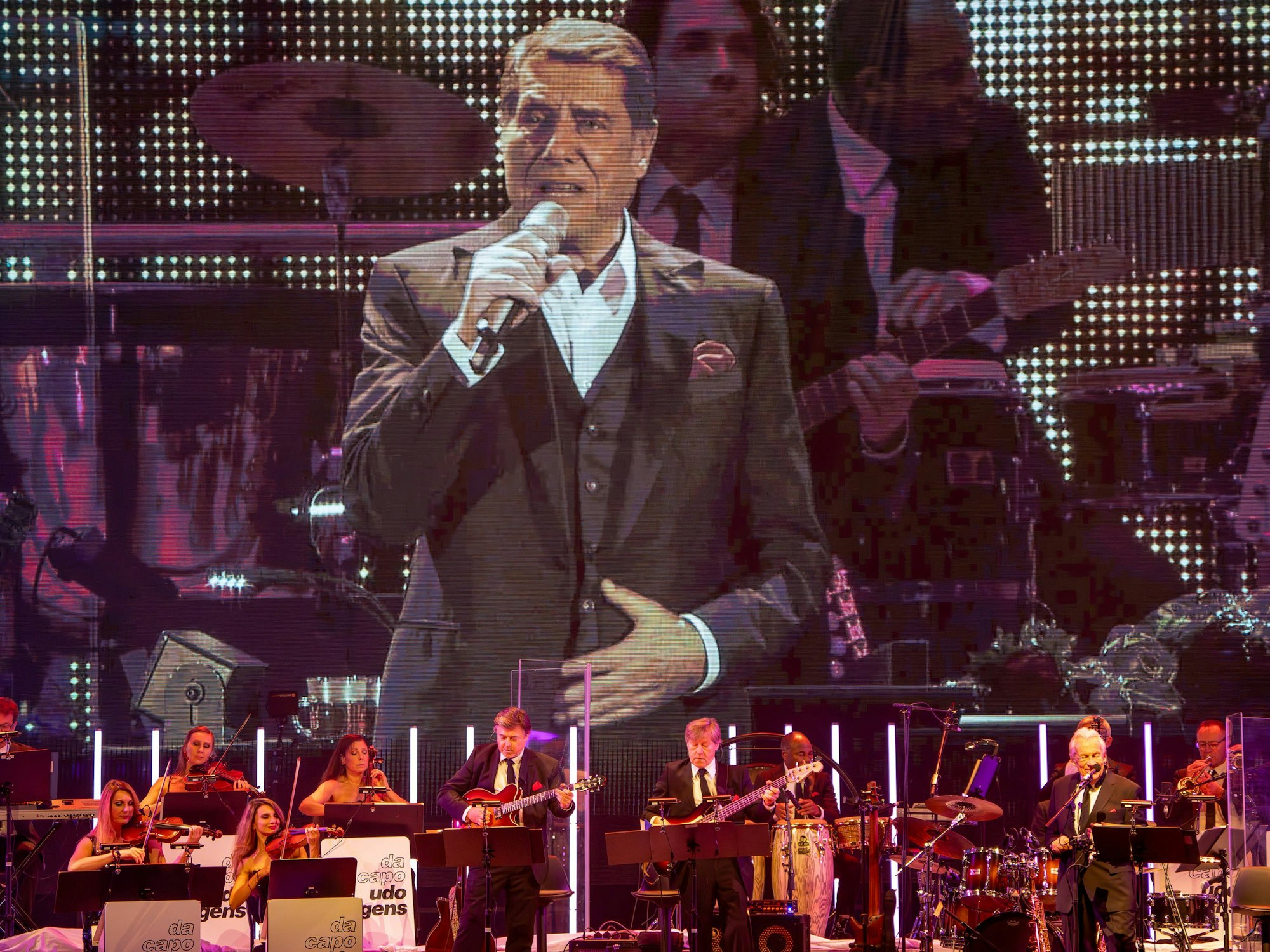 Das Live-Orchester unter der Leitung von Pepe Lienhard steht beim Konzert auf der Bühne.