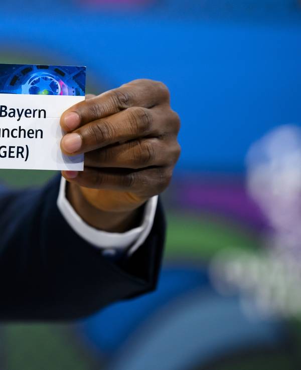 John Obi Mikel zeigt das Los des FC Bayern München.