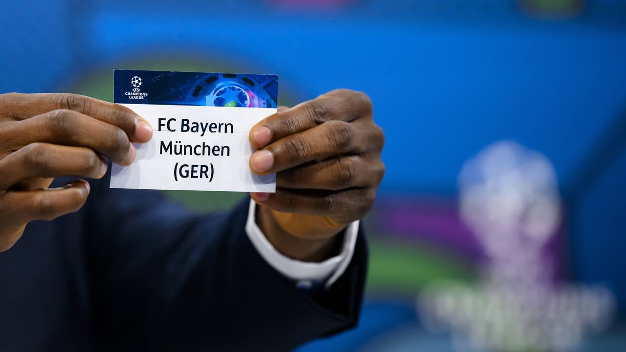 John Obi Mikel zeigt das Los des FC Bayern München.