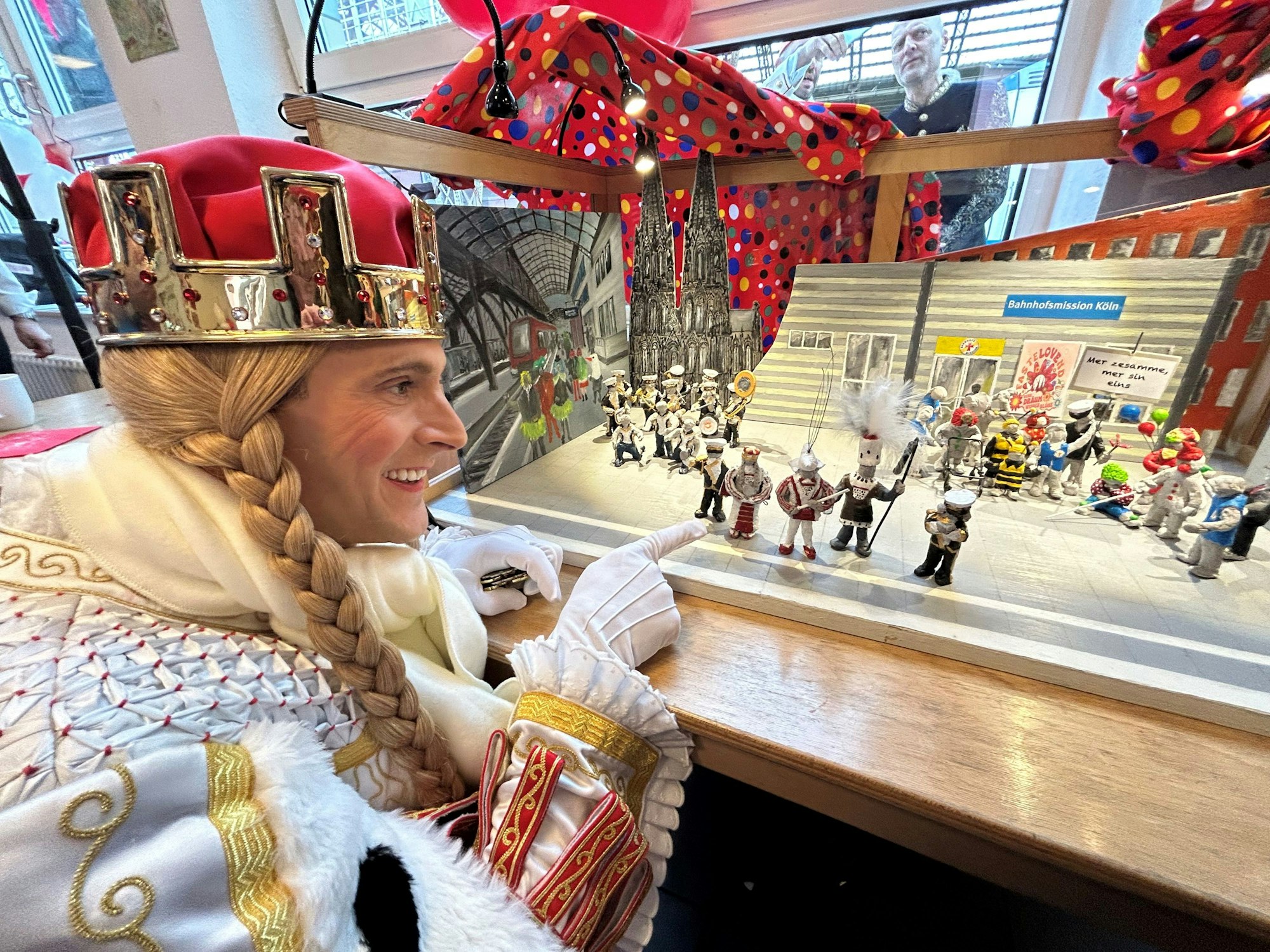 Jungfrau Marlis schaut sich die „Jecke Kiste“ in der Bahnhofsmission an.