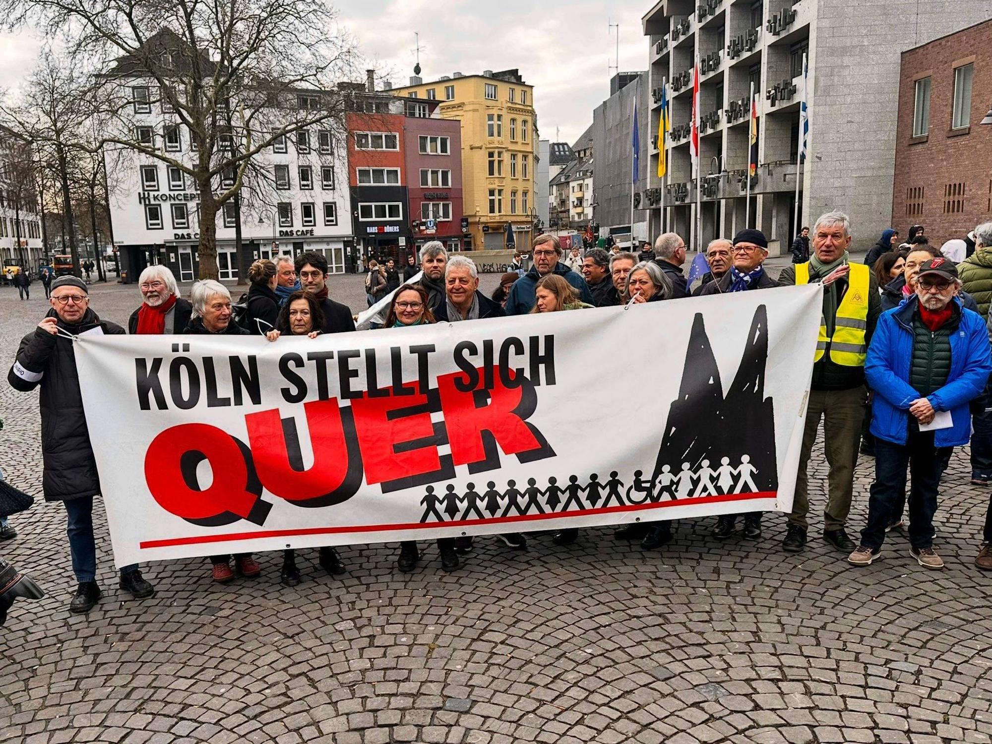 Das Bündnis „Köln stellt sich quer“ hatte am Freitagvormittag (31. Januar 2025) zu einer öffentlichen Pressekonferenz auf dem Alter Markt geladen.