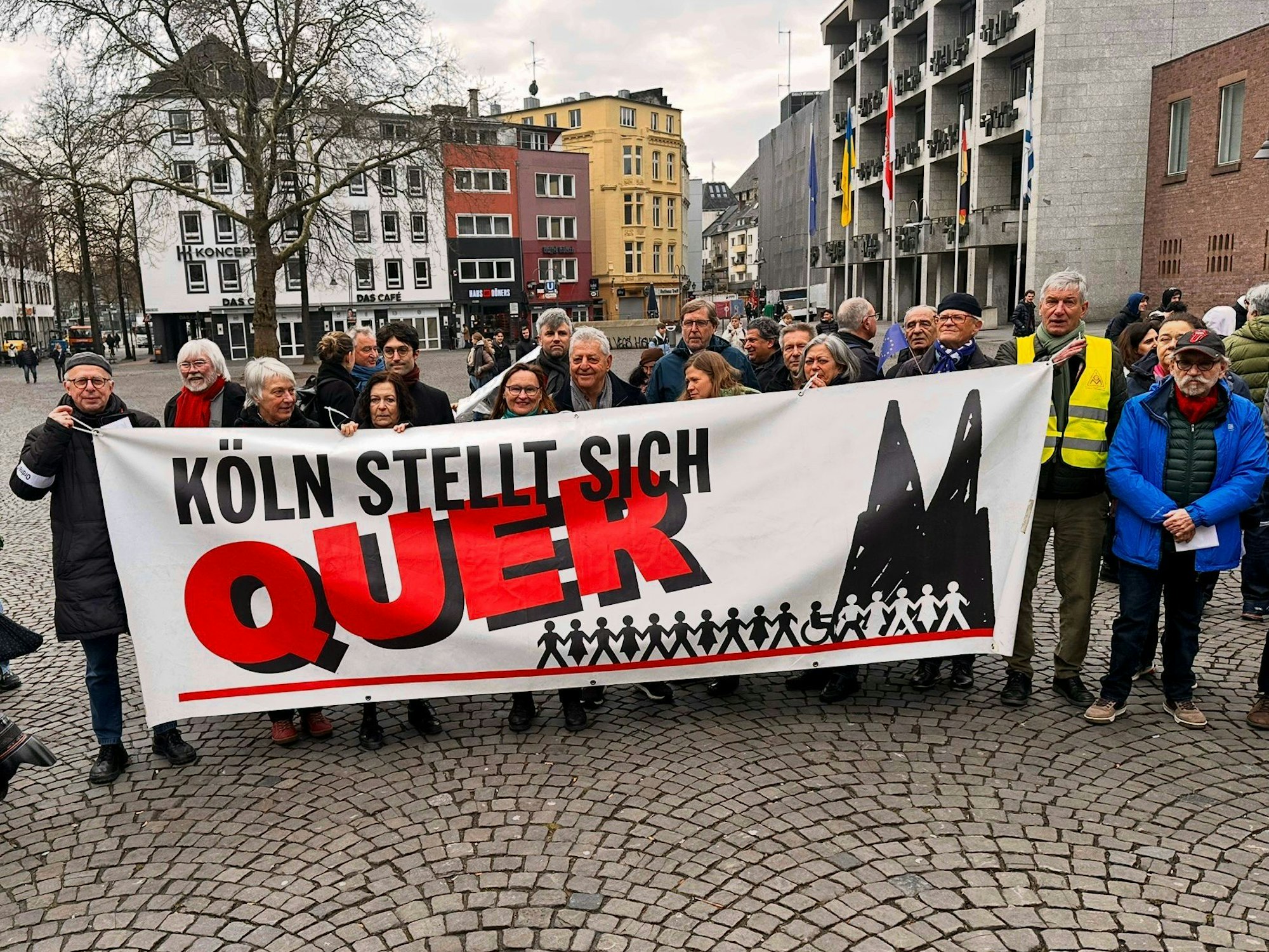 Das Bündnis „Köln stellt sich quer“ hatte am Freitagvormittag (31. Januar 2025) zu einer öffentlichen Pressekonferenz auf dem Alter Markt geladen.