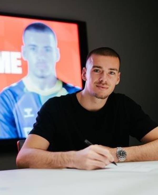 Torwart Anthony Racioppi bei seiner Vertragsunterschrift.