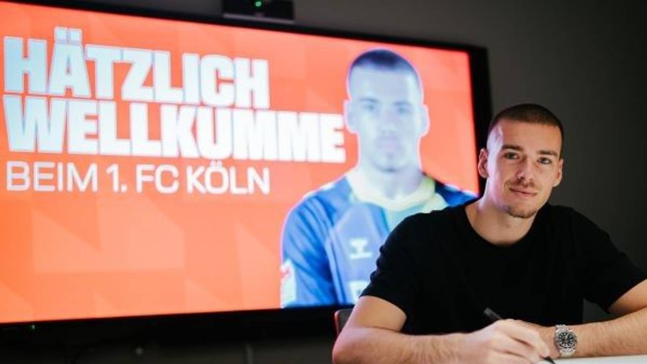 Torwart Anthony Racioppi bei seiner Vertragsunterschrift.