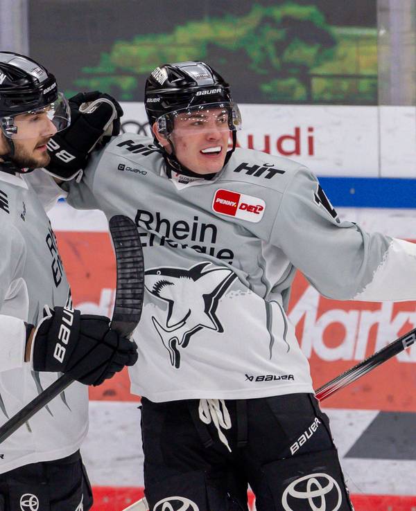 Justin Schütz jubelt mit seinem Teamkollegen Maximilian Glötzl.