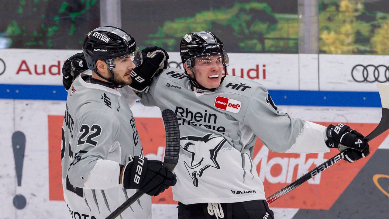 Justin Schütz jubelt mit seinem Teamkollegen Maximilian Glötzl.