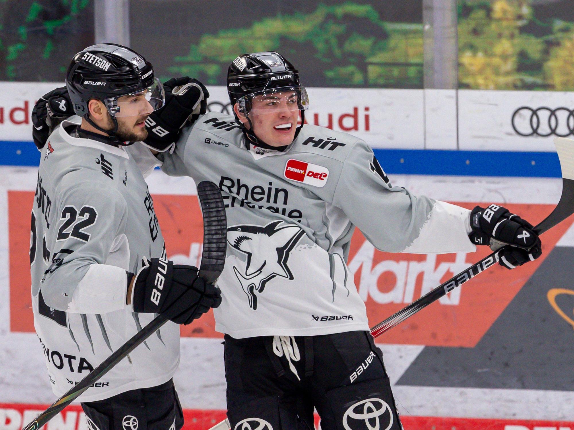 Justin Schütz jubelt mit seinem Teamkollegen Maximilian Glötzl.