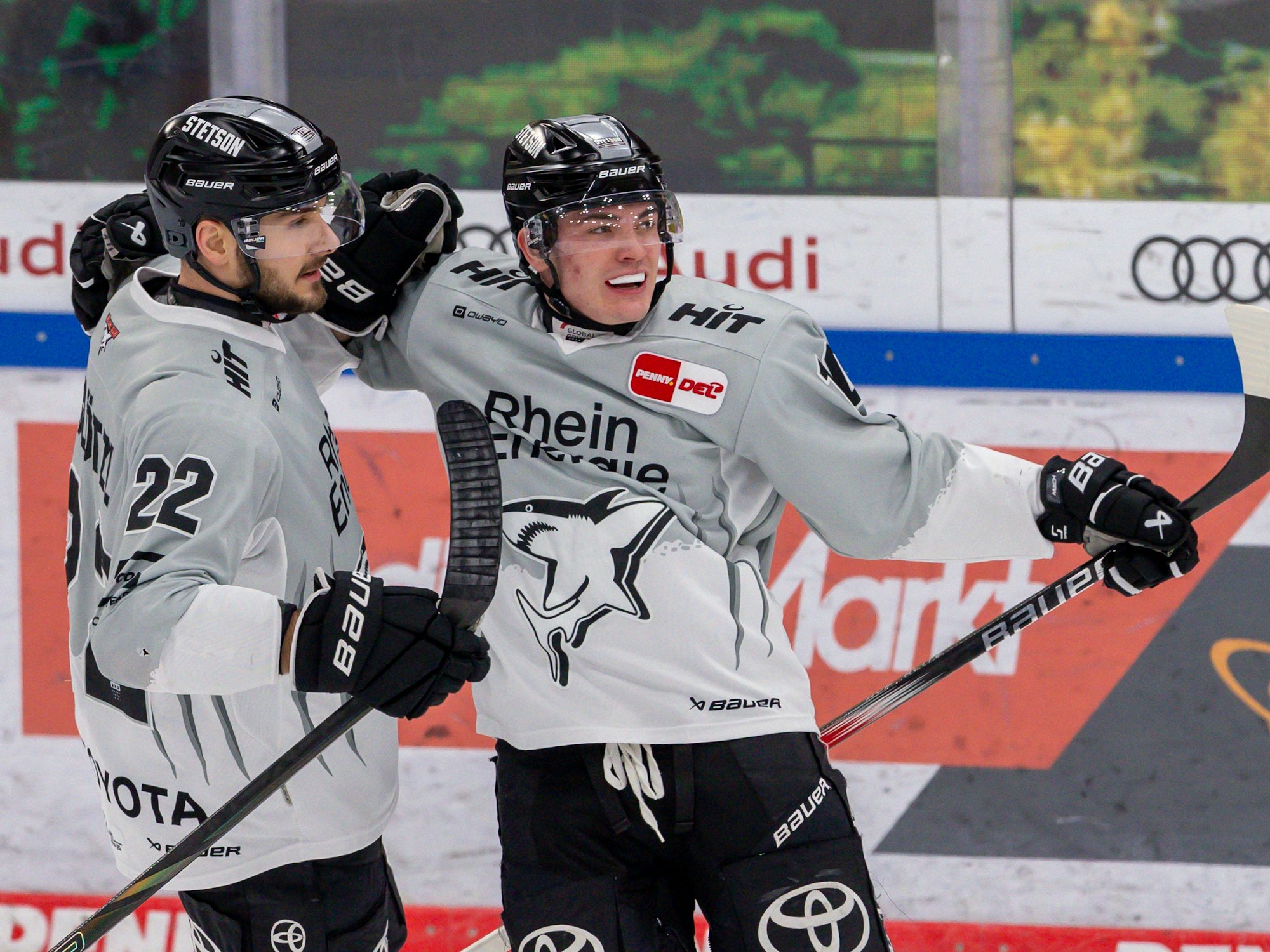 Justin Schütz jubelt mit seinem Teamkollegen Maximilian Glötzl.