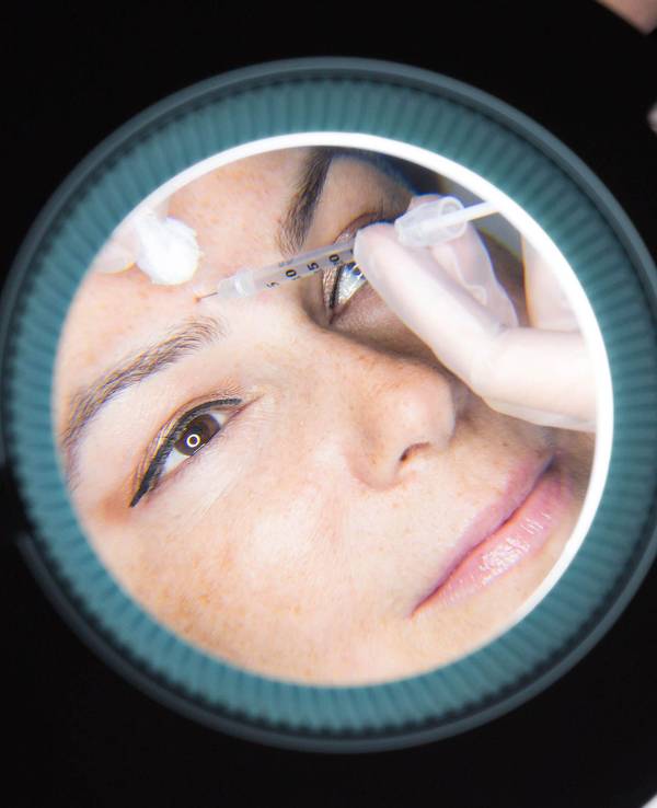 Eine Frau erhält eine Botox-Injektion (undatierte Aufnahme).
