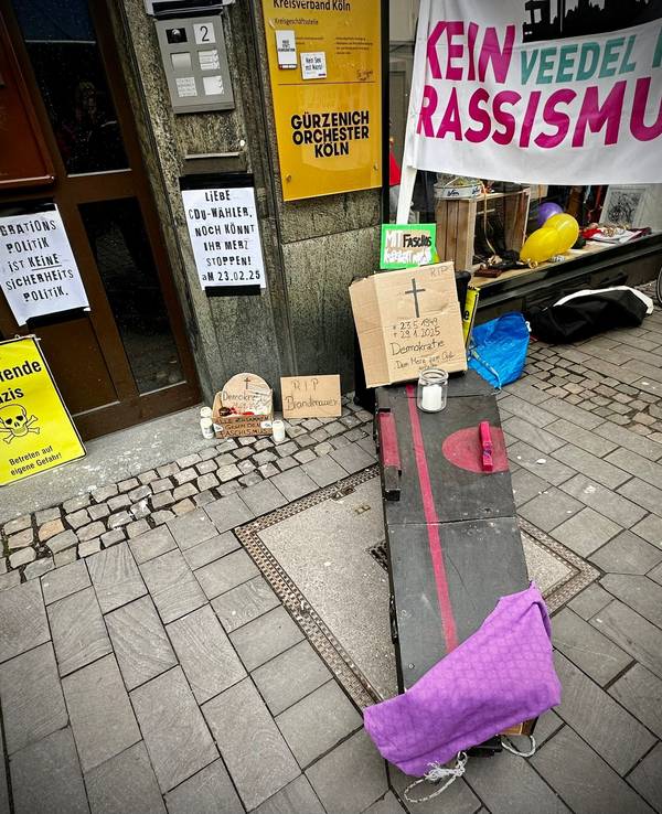 Vor der CDU-Geschäftsstelle in Köln wurde von Aktivistinnen und Aktivisten ein Sarg für die Demokratie platziert.