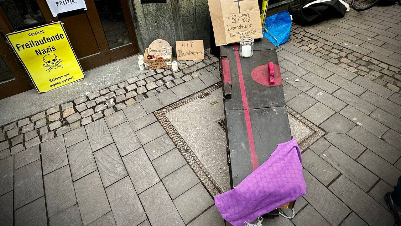 Vor der CDU-Geschäftsstelle in Köln wurde von Aktivistinnen und Aktivisten ein Sarg für die Demokratie platziert.