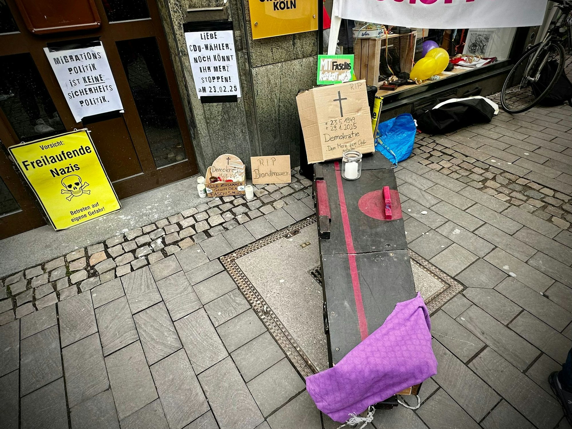Vor der CDU-Geschäftsstelle in Köln wurde am Freitag (31. Januar 2025) von Aktivistinnen und Aktivisten ein Sarg für die Demokratie platziert.