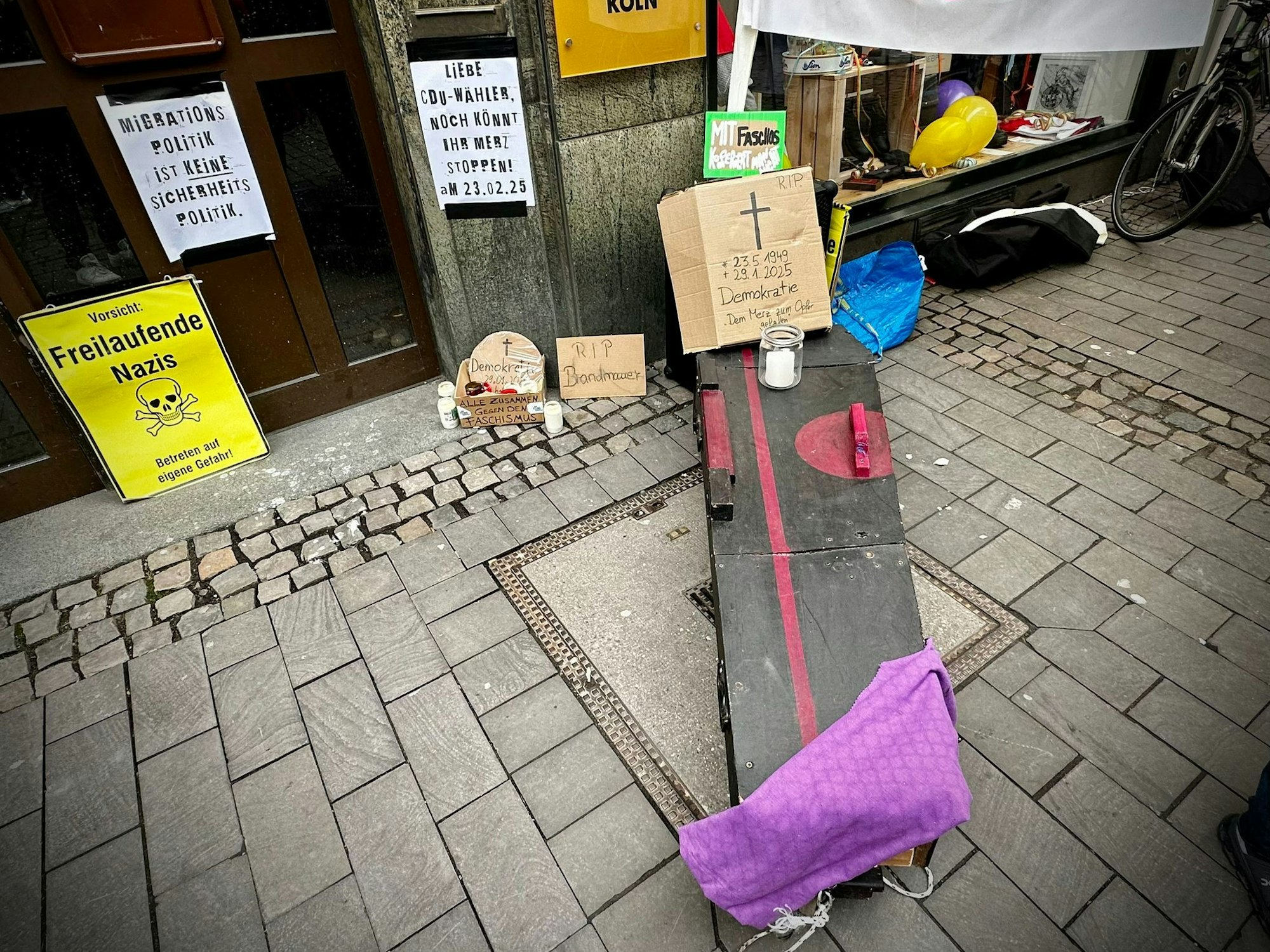 Vor der CDU-Geschäftsstelle in Köln wurde von Aktivistinnen und Aktivisten ein Sarg für die Demokratie platziert.