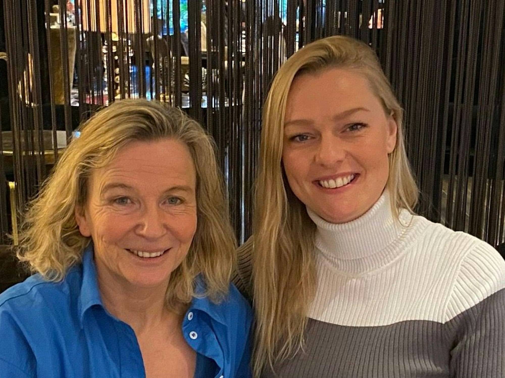 Sonntag-EXPRESS-Redakteurin Andrea Kahlmeier und die frühere Stuntfrau Miriam Höller beim Sonntags-Talk in Köln im Januar 2025.