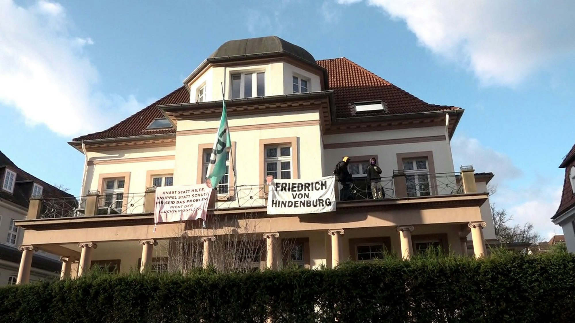 Aktivistinnen und Aktivisten sind auf den Balkon der Geschäftsstelle des CDU-Kreisverbands Hannover geklettert und haben dort Transparente befestigt.