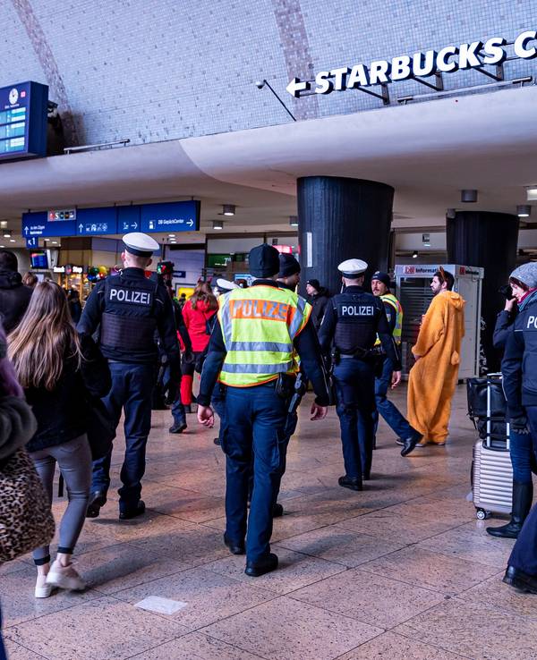 Einsatzkräfte der Bundespolizei gehen durch den Hauptbahnhof in Köln.