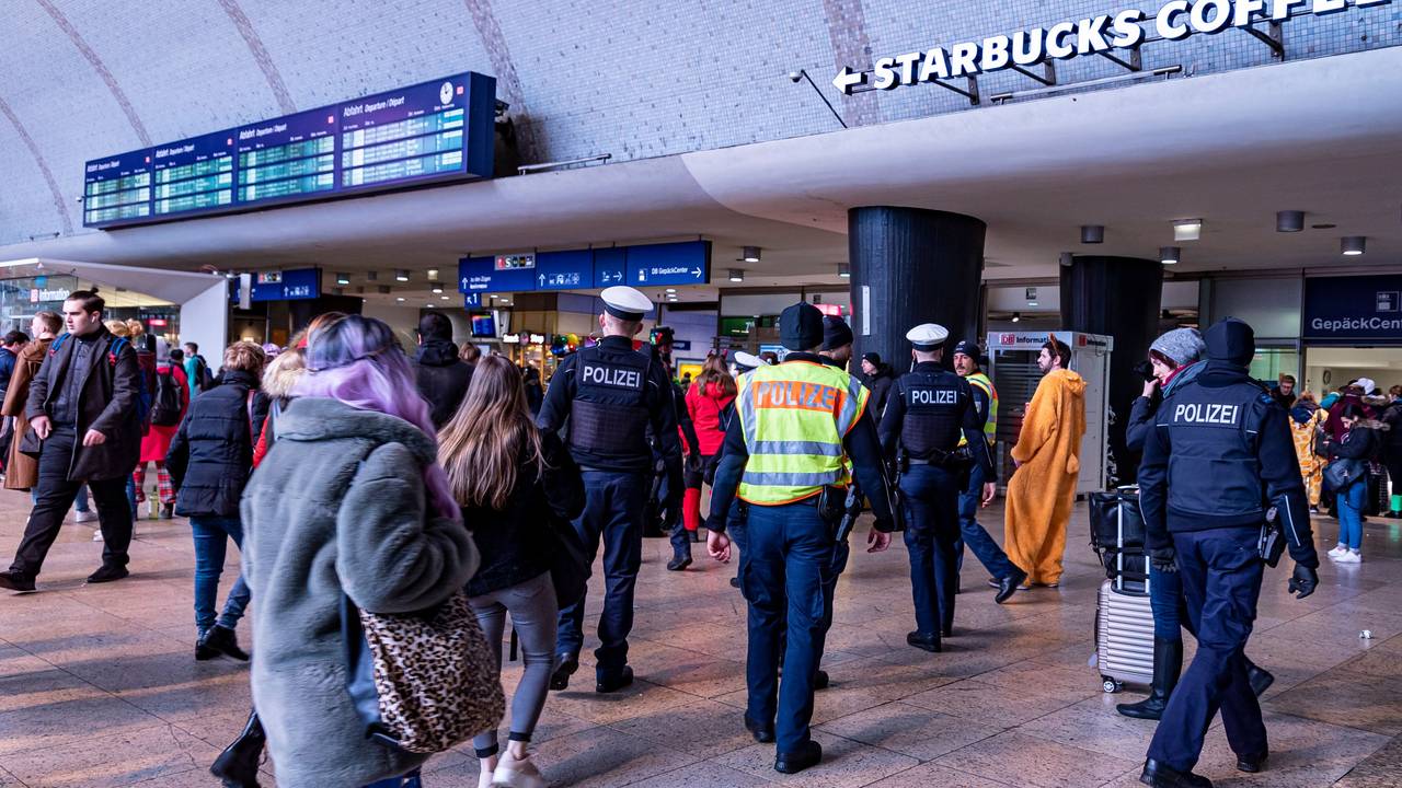 Einsatzkräfte der Bundespolizei gehen durch den Hauptbahnhof in Köln.