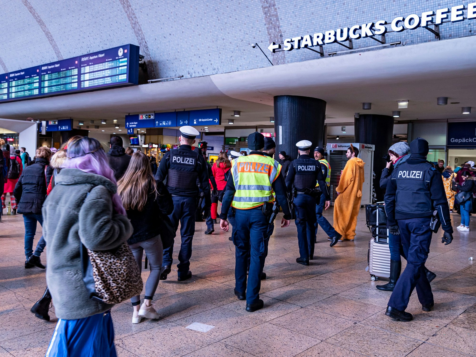Einsatzkräfte der Bundespolizei gehen durch den Hauptbahnhof in Köln.