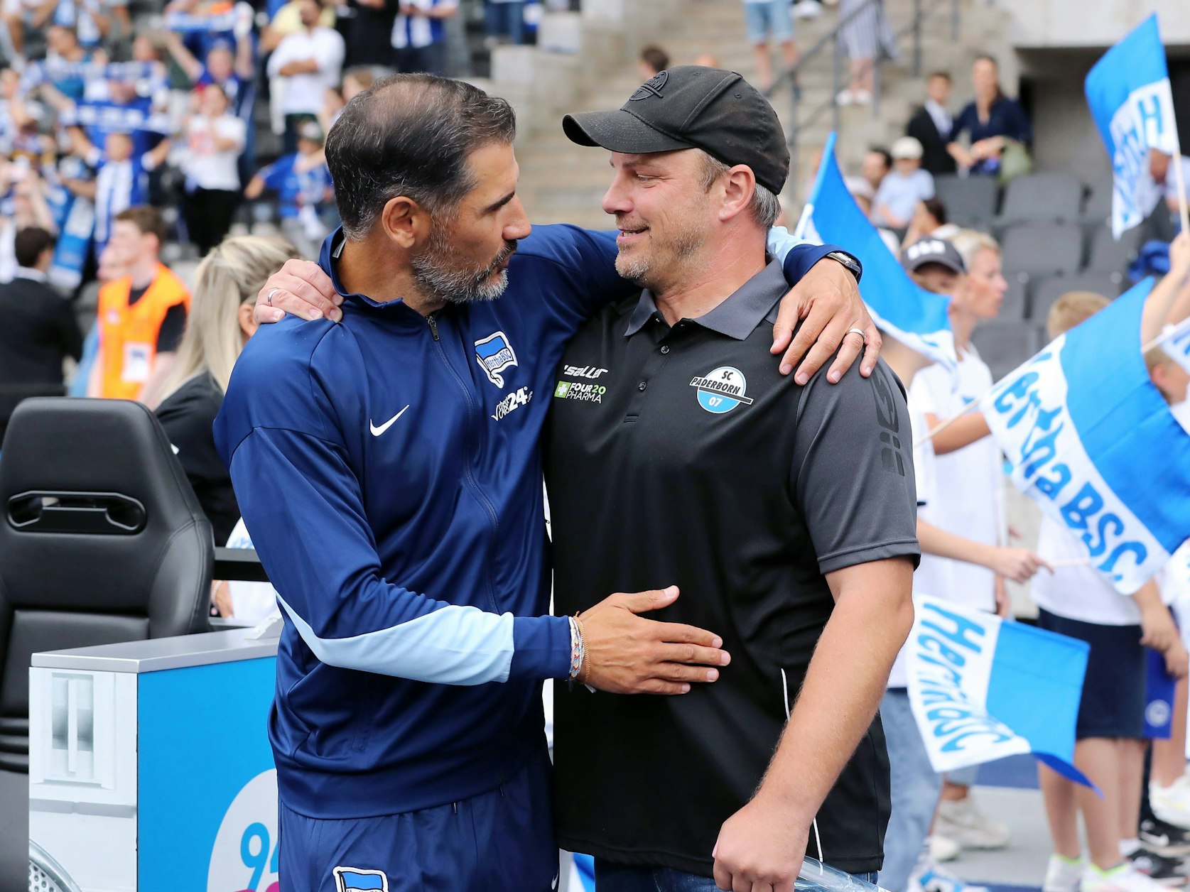 Lukas Kwasniok und Christian Fiel begrüßen sich vor der Zweiligapartie Hertha BSC gegen den SC Paderborn.